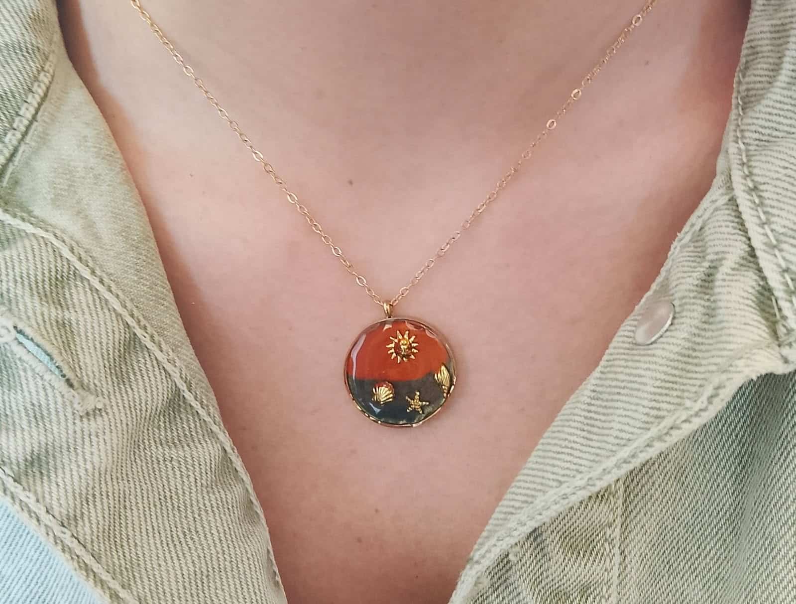 collier de perles vertes et jaunes