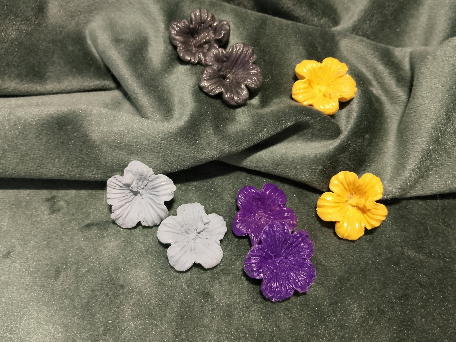 pendentifs en forme de fleur, violet, jaune et blanc
