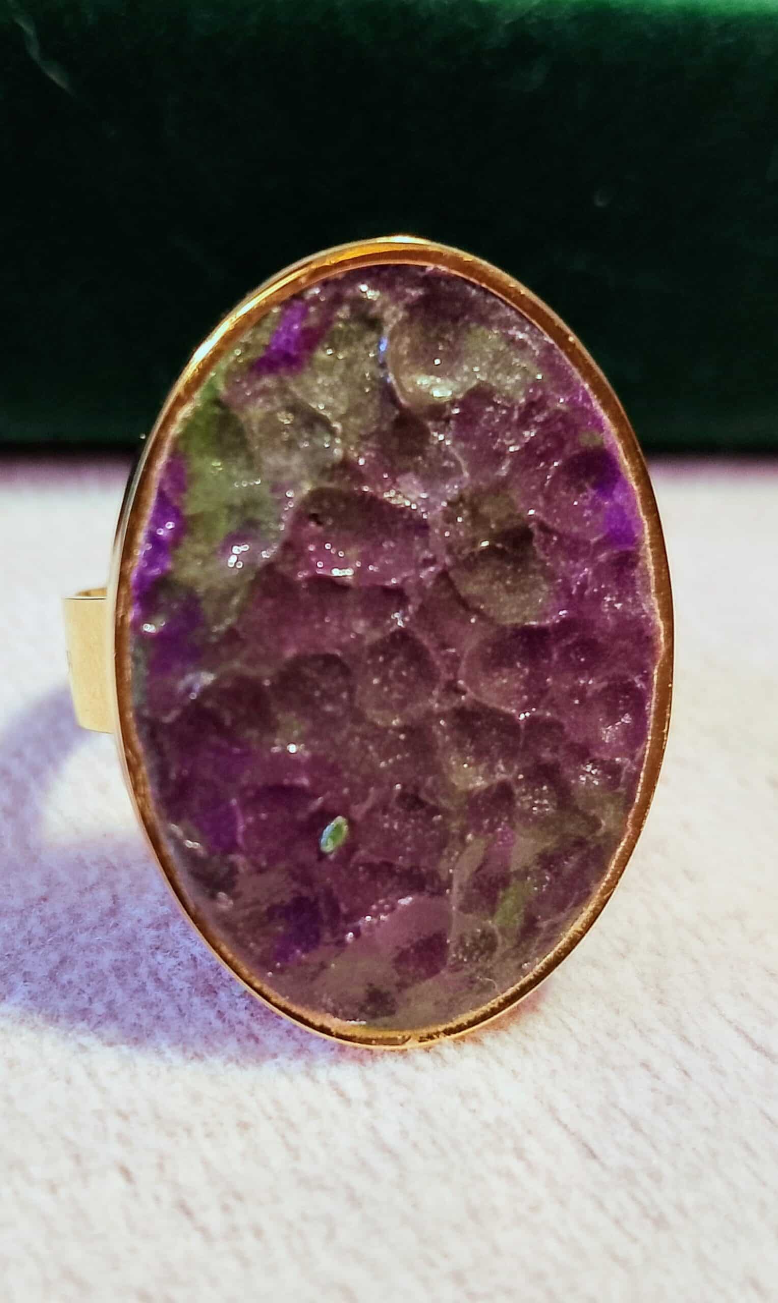 bague dorée avec cabochon marbré violet et vert