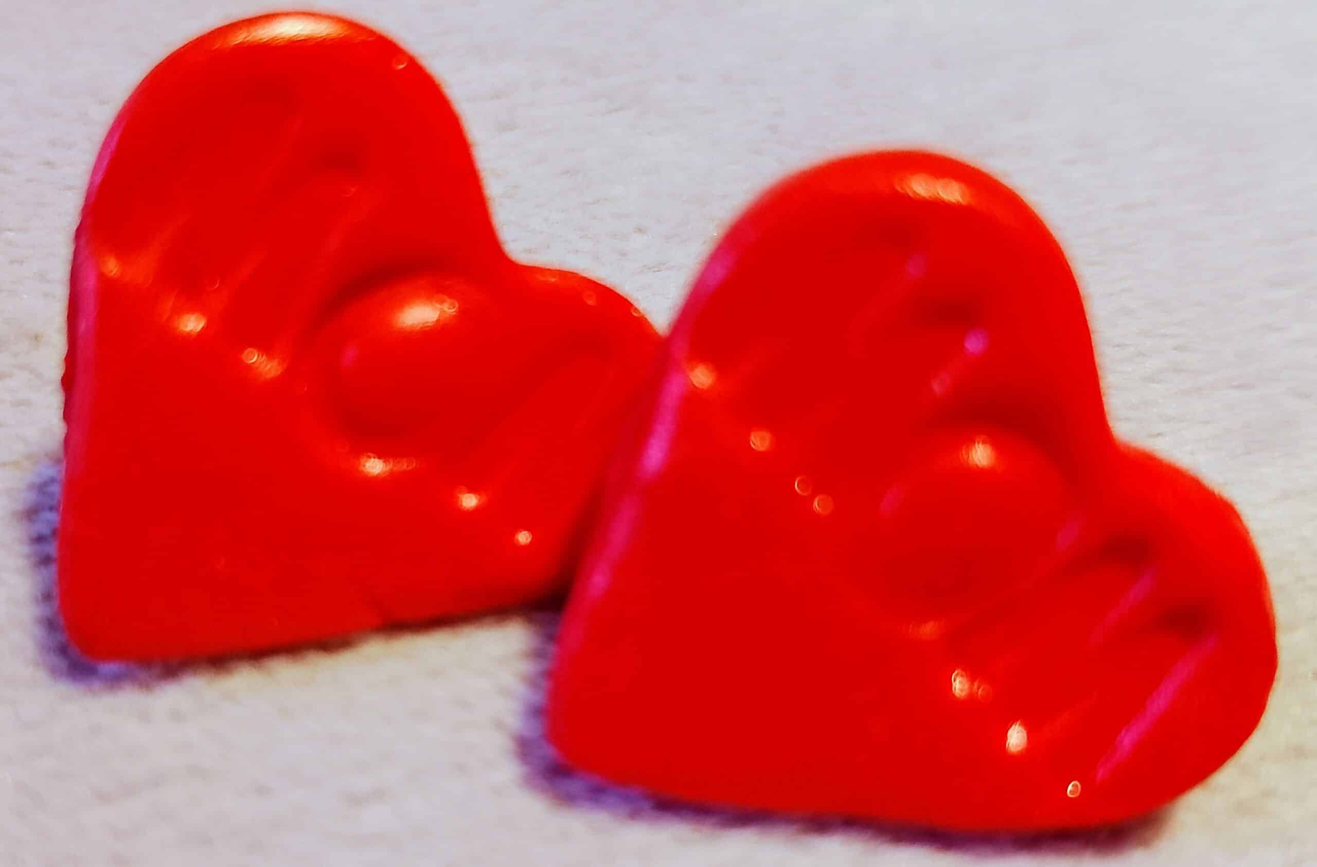 boucles d'oreilles en forme de cœur rouge, gros plan