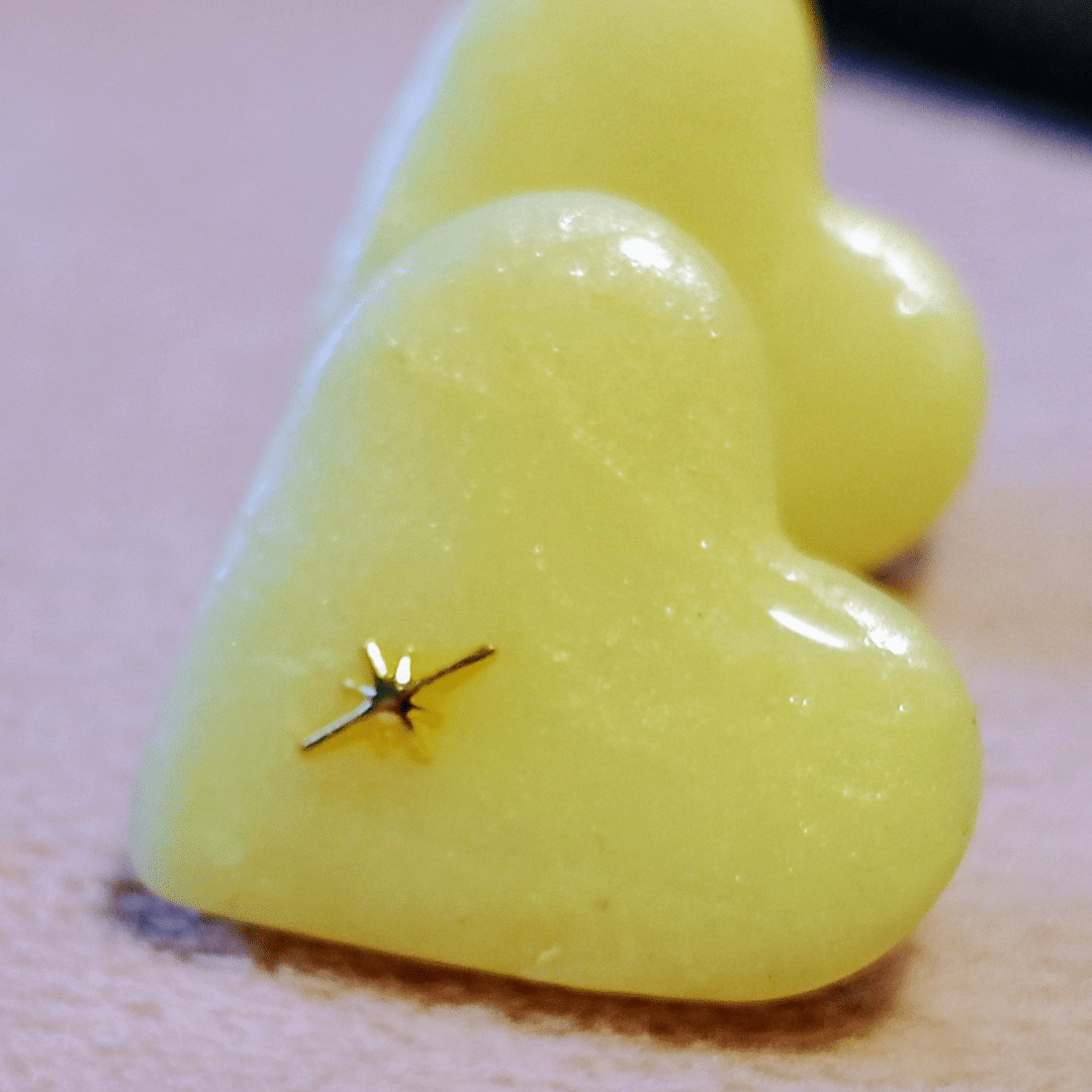 cœurs en plâtre jaune pâle avec détail en étoile