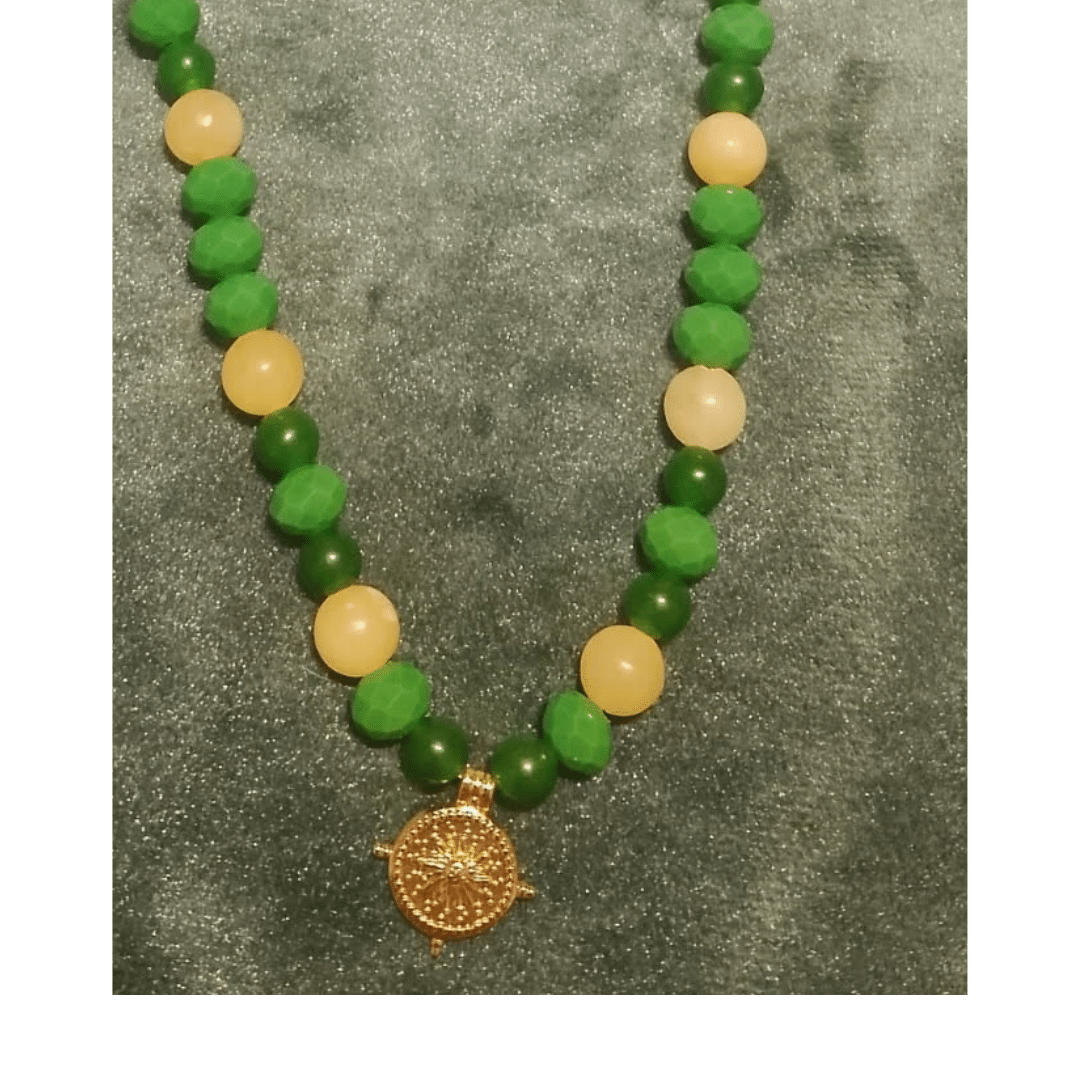 collier de perles vertes et jaunes